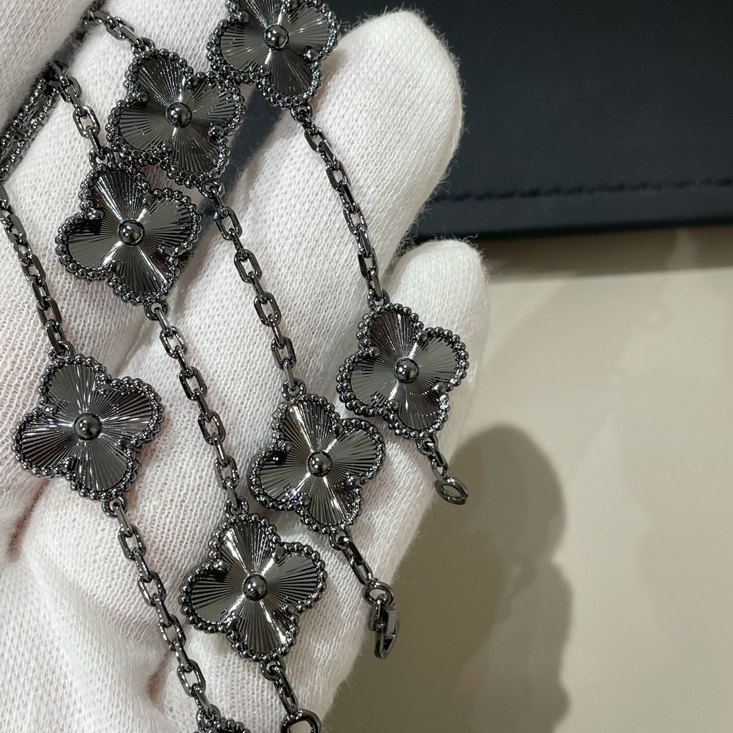 [AURORA]CLOVER 5 MOTIF BLACK BRACELET