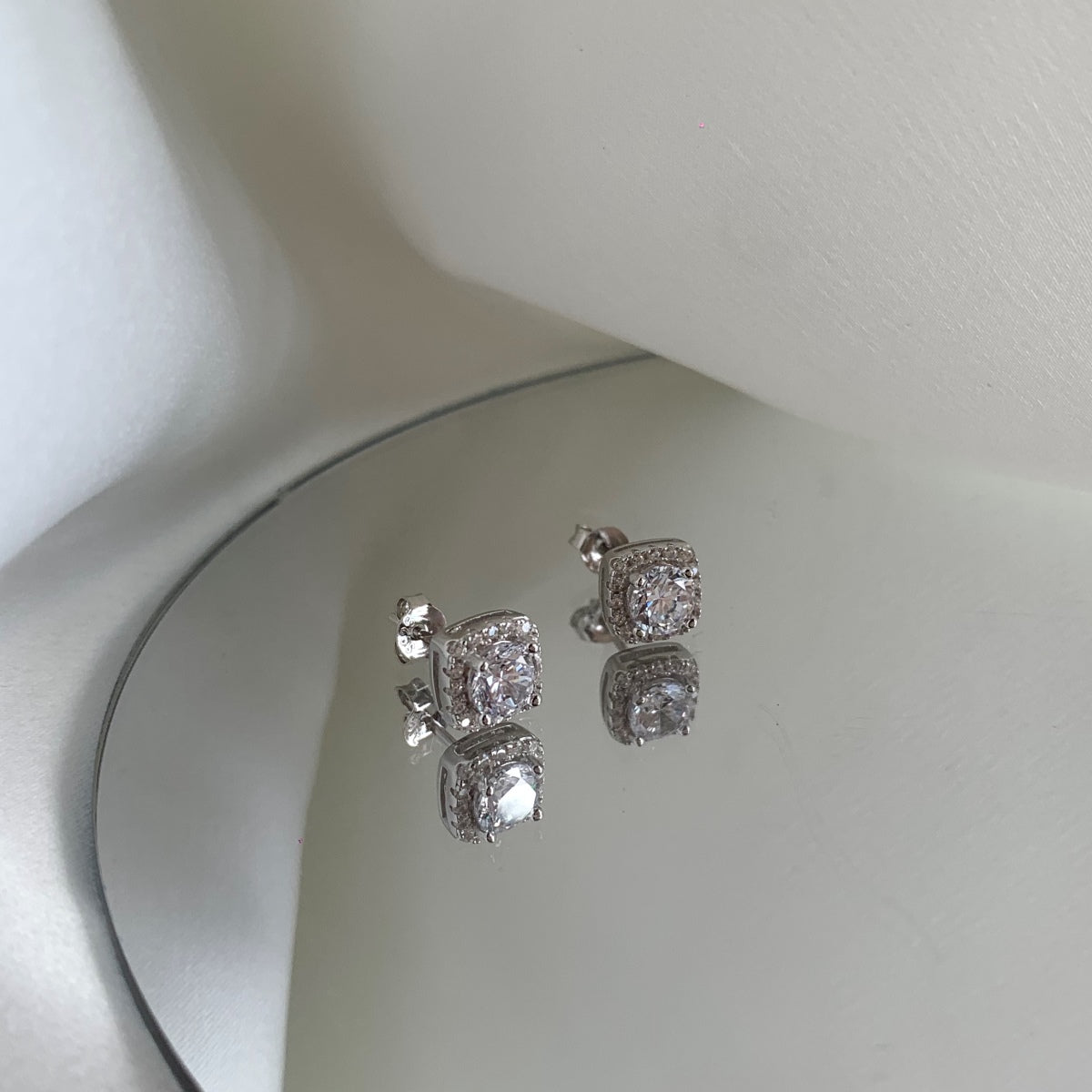 [AURORA]Klassische Ohrstecker mit rundem Mittelstein