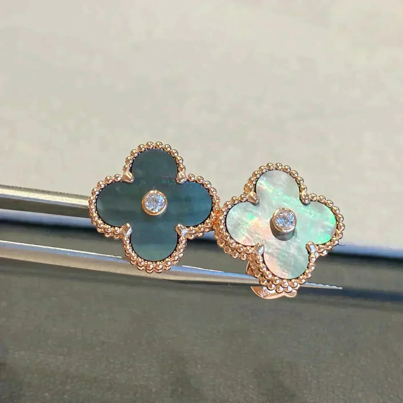 [AURORA]CLOVER MEDIUM 1 MOTIFS GRAY MOP  DIAMOND EARRINGS