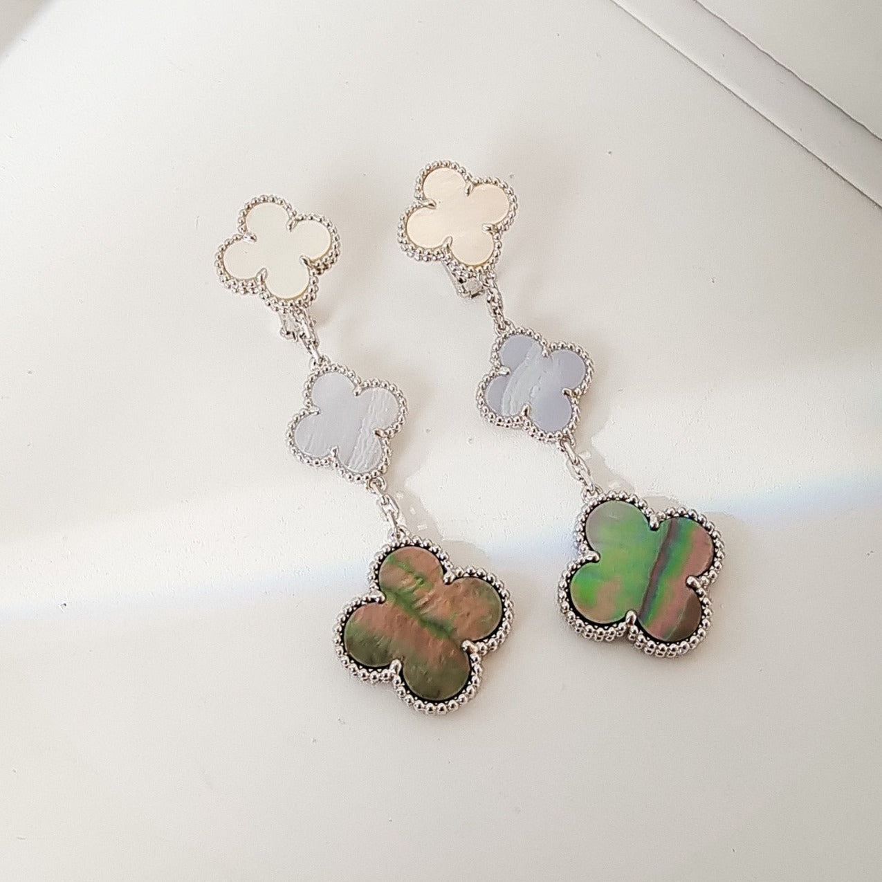 [AURORA]CLOVER 3 MOTIFS CHALCEDONY DARK MOP SILVER EARRINGS