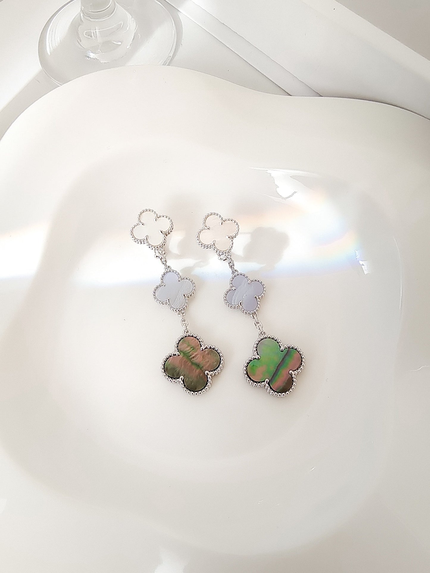 [AURORA]CLOVER 3 MOTIFS CHALCEDONY DARK MOP SILVER EARRINGS