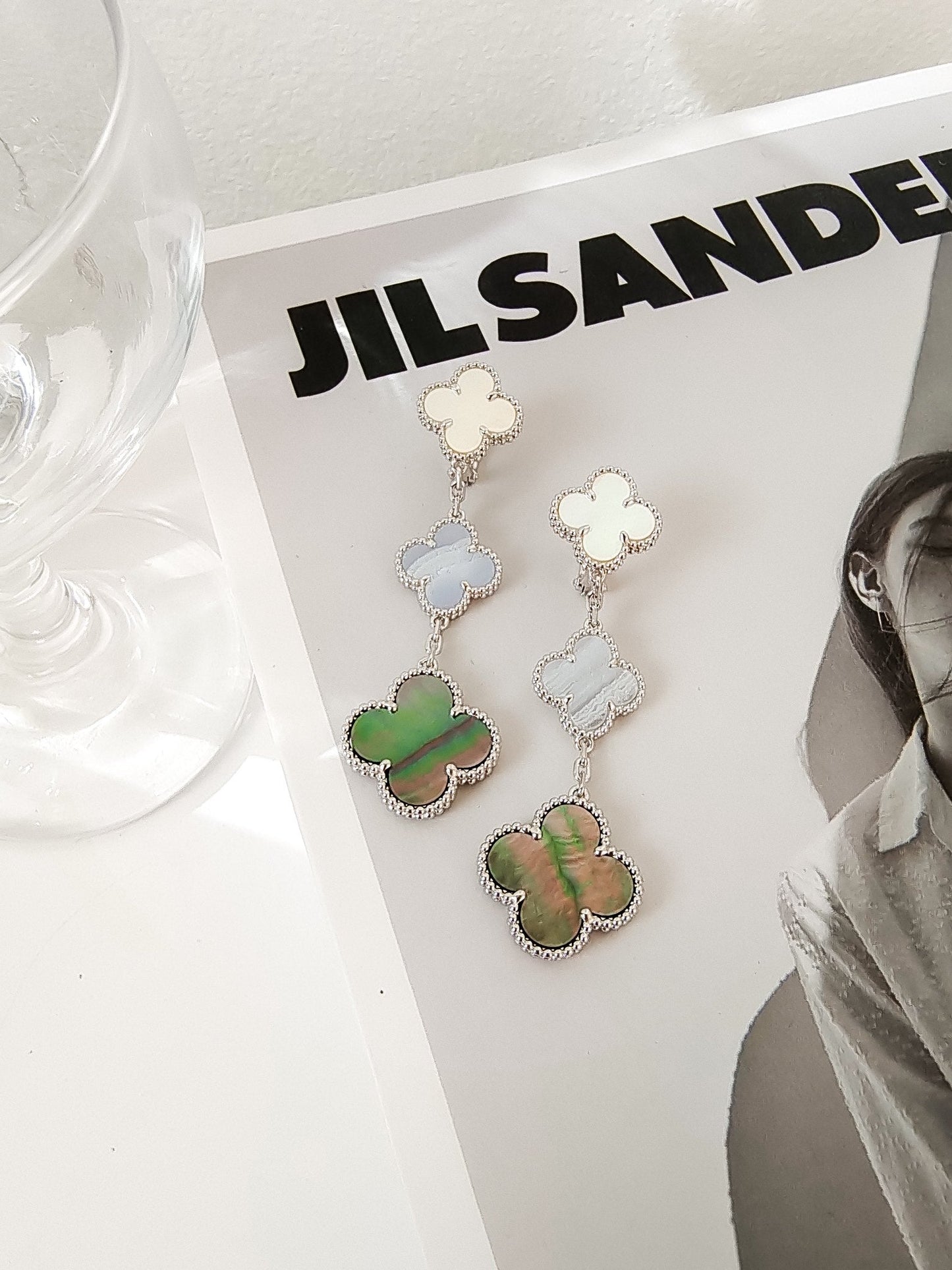 [AURORA]CLOVER 3 MOTIFS CHALCEDONY DARK MOP SILVER EARRINGS