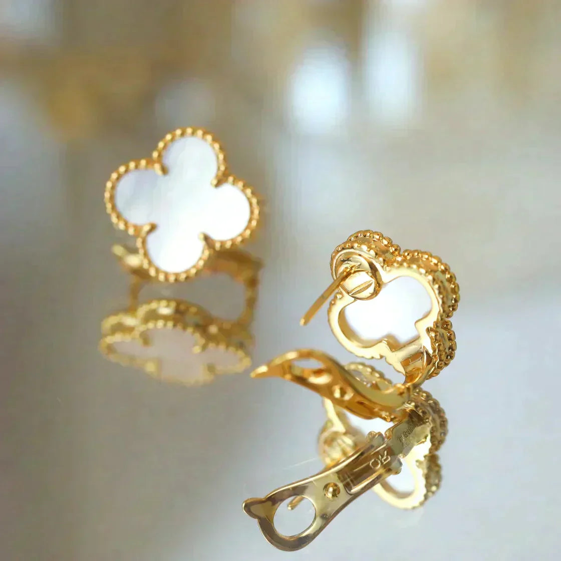 [AURORA]CLOVER MEDIUM 1 MOTIFS  WHITE MOP STUD EARRINGS