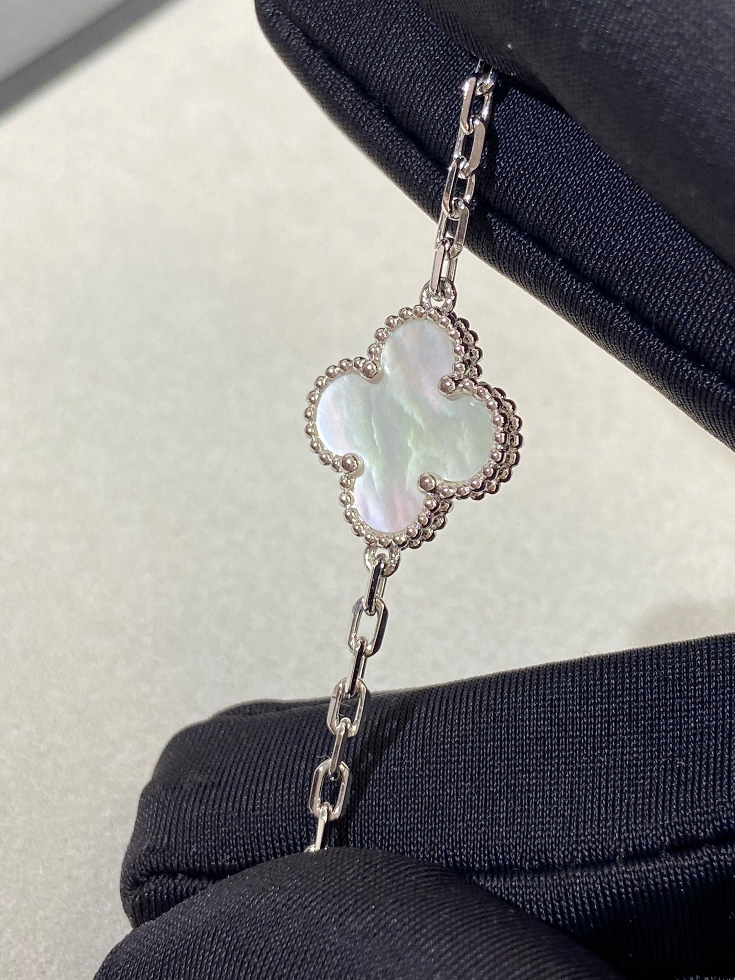 [AURORA]CLOVER WHITE PEARL MOP 5 MOTIF BRACELET COLLECTION