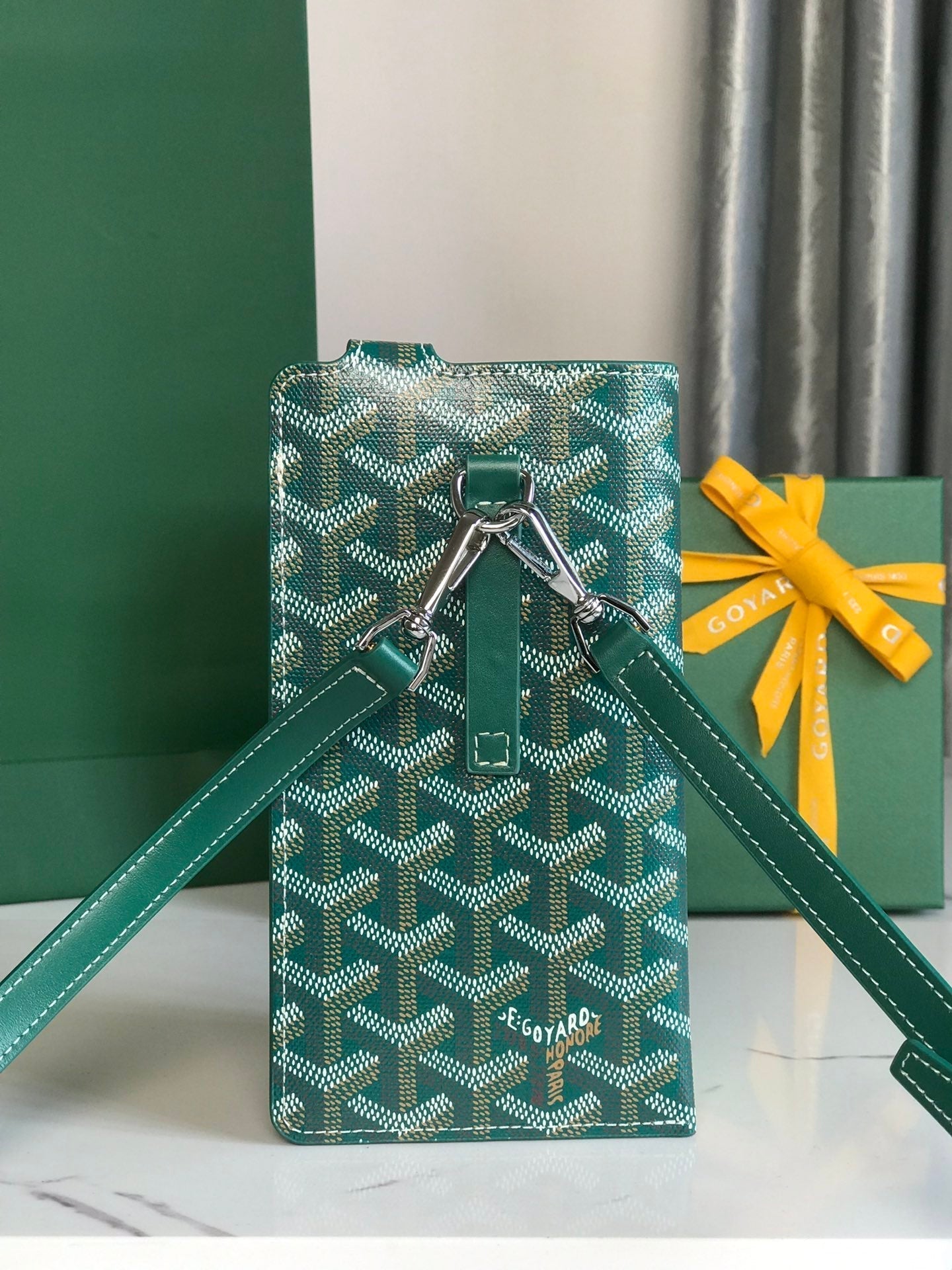 MONTMARTRE GM CASE 18 IN GREEN GOYARDINE CANVAS