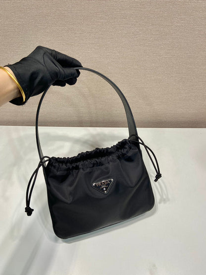 SMALL DRAWSTRING BAG 23 IN BLACK RE-NYLON