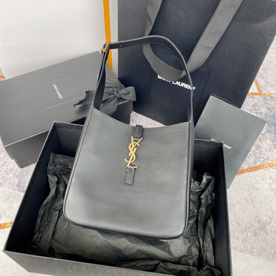 LE 5 À 7 SMALL SUPPLE 23 IN GRAY LAMBSKIN GOLD BUCKLE