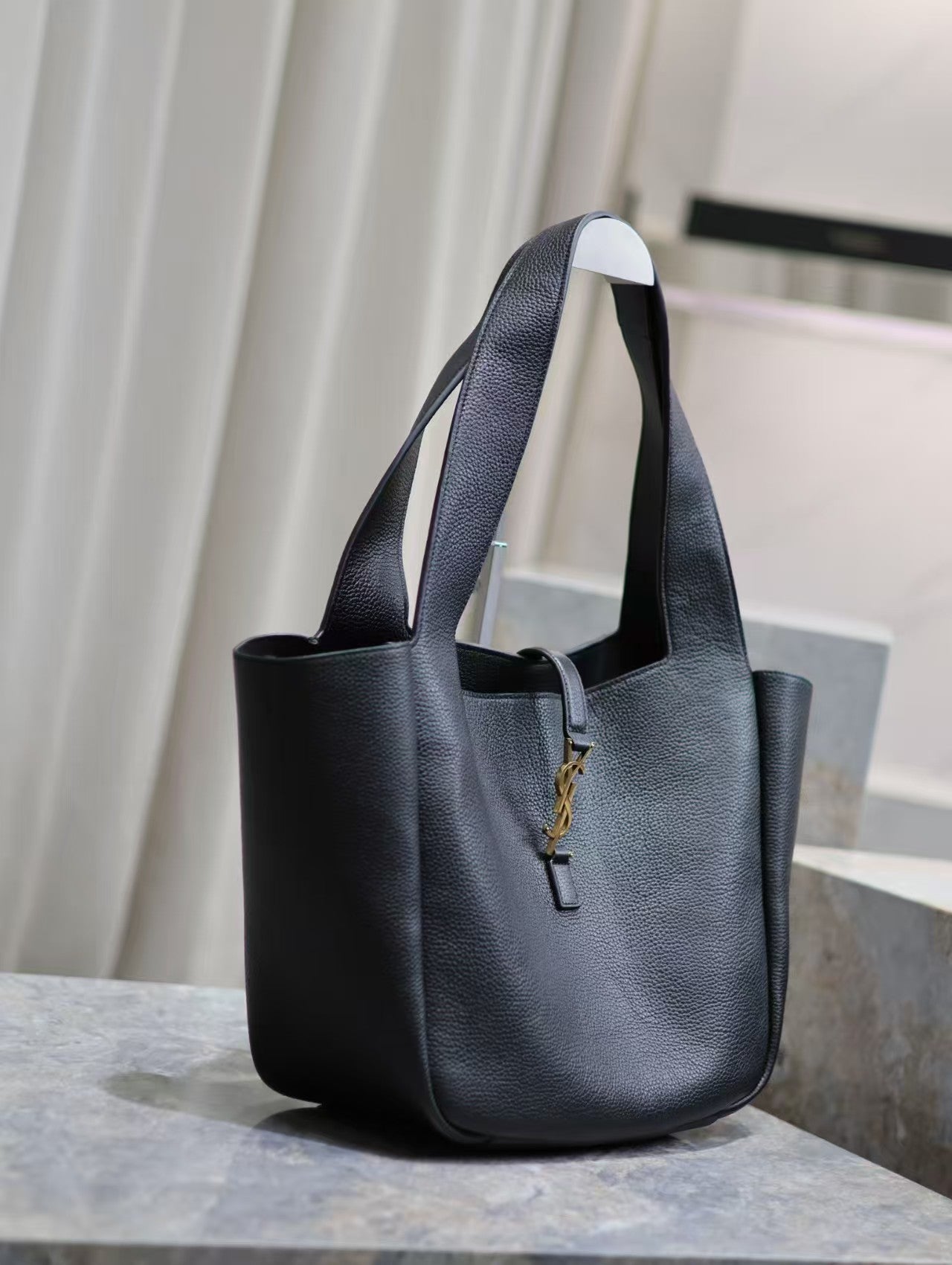 LE 5 À 7 BEA IN GRAINED LEATHER BLACK