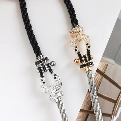 [AURORA]FORCE GROSSES HUFEISENARMBAND MIT SCHWARZ-WEISSEN DIAMANTEN UND ROSÉGOLD