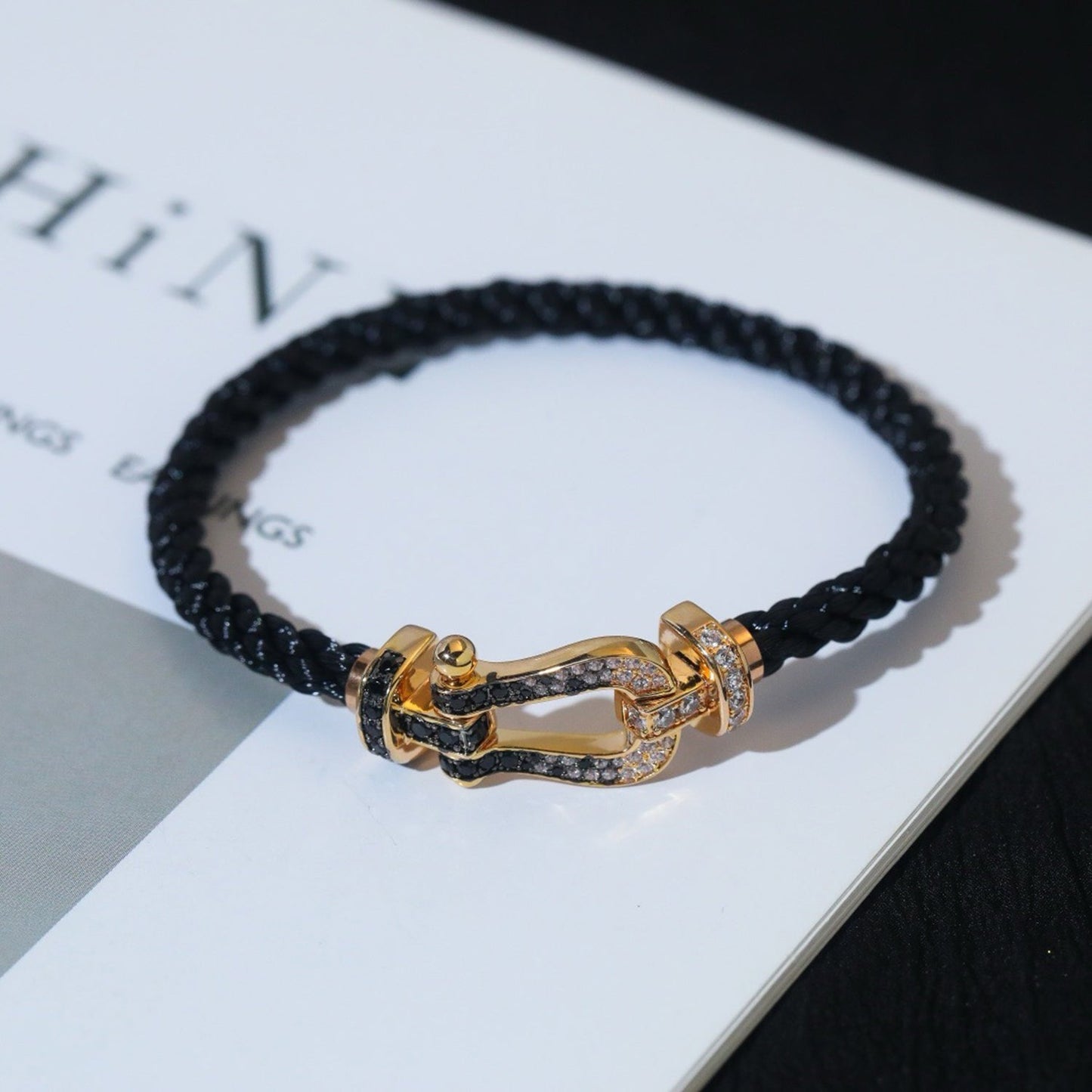 [AURORA]FORCE GROSSES HUFEISENARMBAND MIT SCHWARZ-WEISSEN DIAMANTEN UND ROSÉGOLD