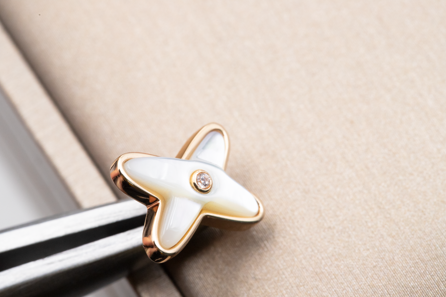 [AURORA]JEUX DE WHITE MOP ROSE GOLD DIAMOND EARRINGS