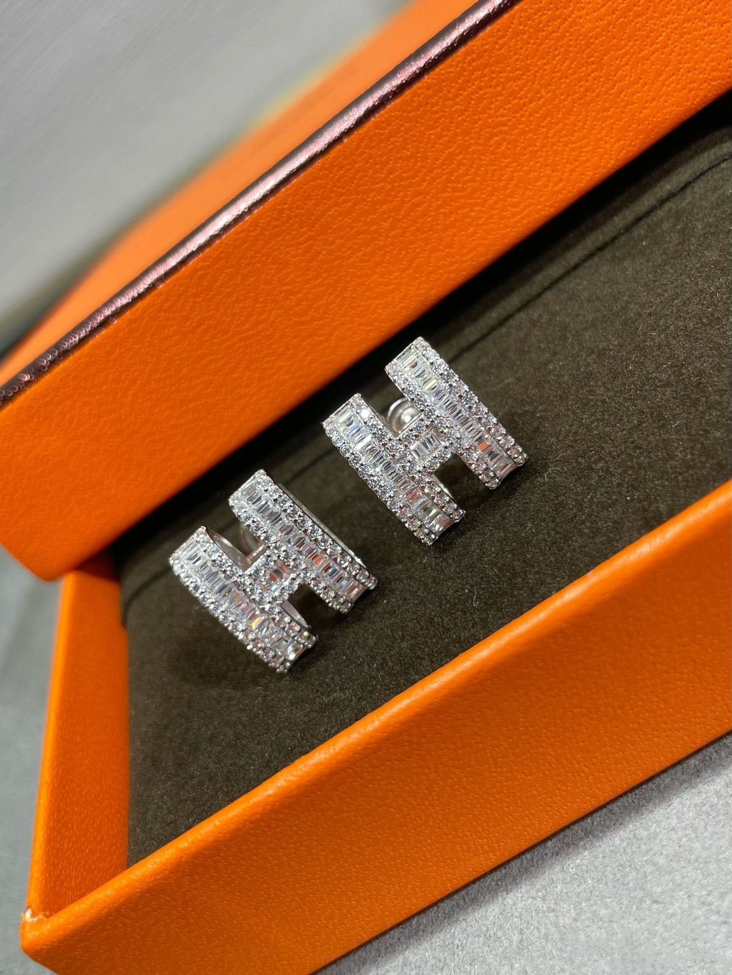 [AURORA]H STUD EARRINGS WITH SILVER DIAMONDS