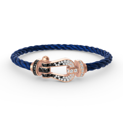 [AURORA]FORCE GROSSES HUFEISENARMBAND MIT SCHWARZ-WEISSEN DIAMANTEN UND ROSÉGOLD