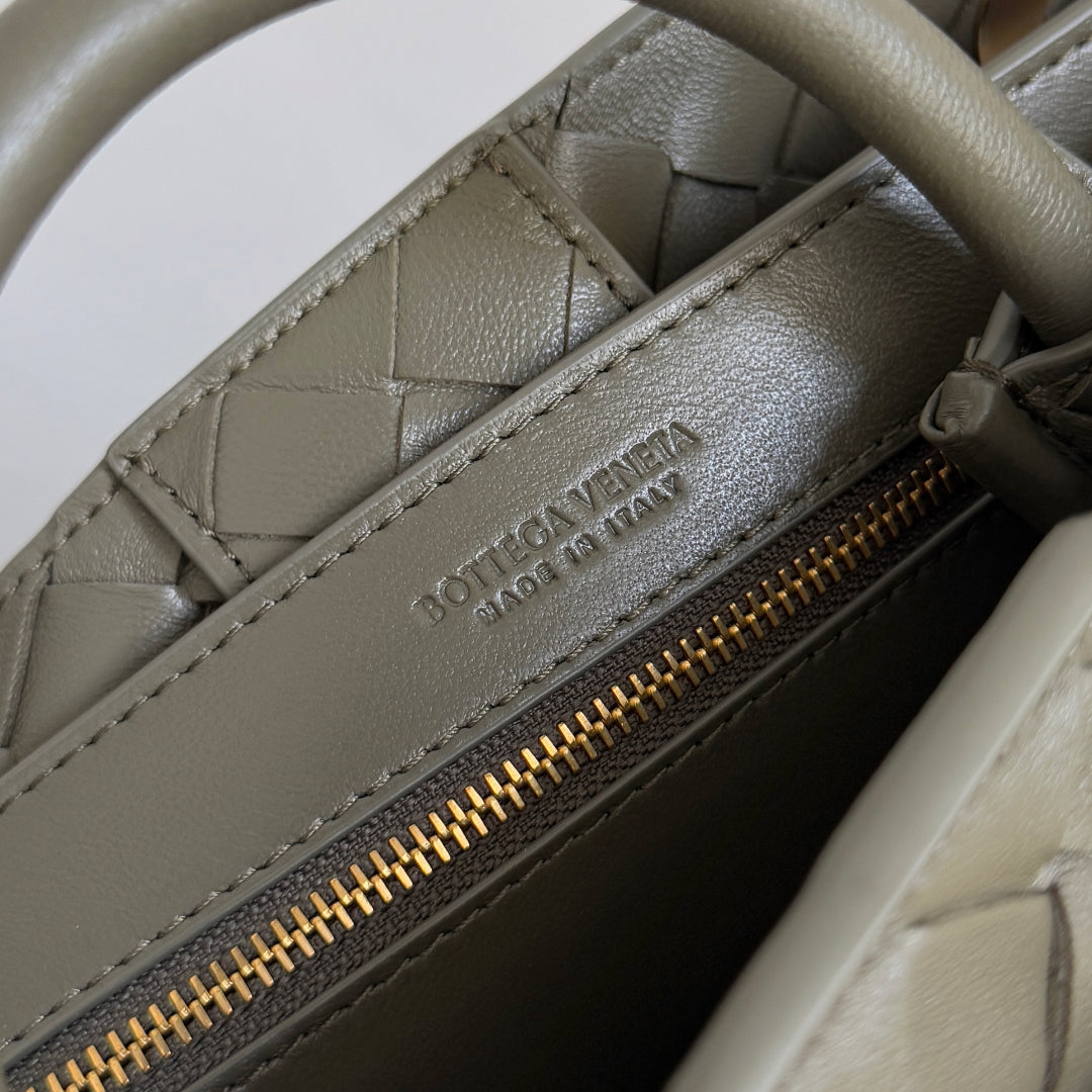 BOTTEGA VENETA 25S ANDIAMO 25 IN OLIVE GREEN CALFSKIN GOLD HARDWARE
