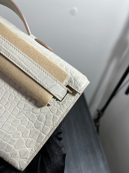 KELLY CUT 31 IN WHITE SHINNY ALLIGATOR LEATHER WITH GOLD HARDWARE (MADE-TO-ODER)