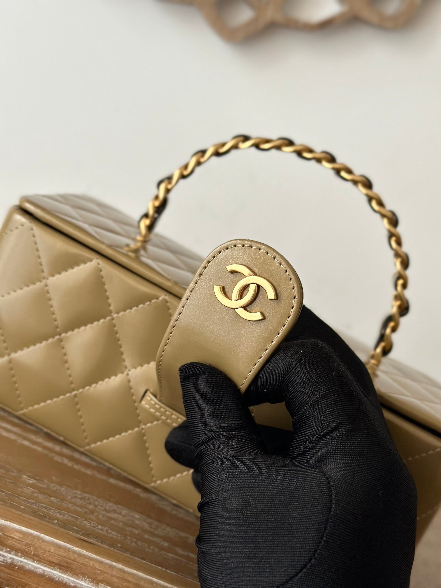 VINTAGE COSMETIC BAG 22 IN CAPE PALLISER SHINY CALFSKIN GOLD HARDWARE