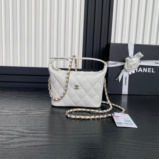 HOBO BAG 21 IN WHITE GRAINED CALFSKIN GOLD HARDWARE