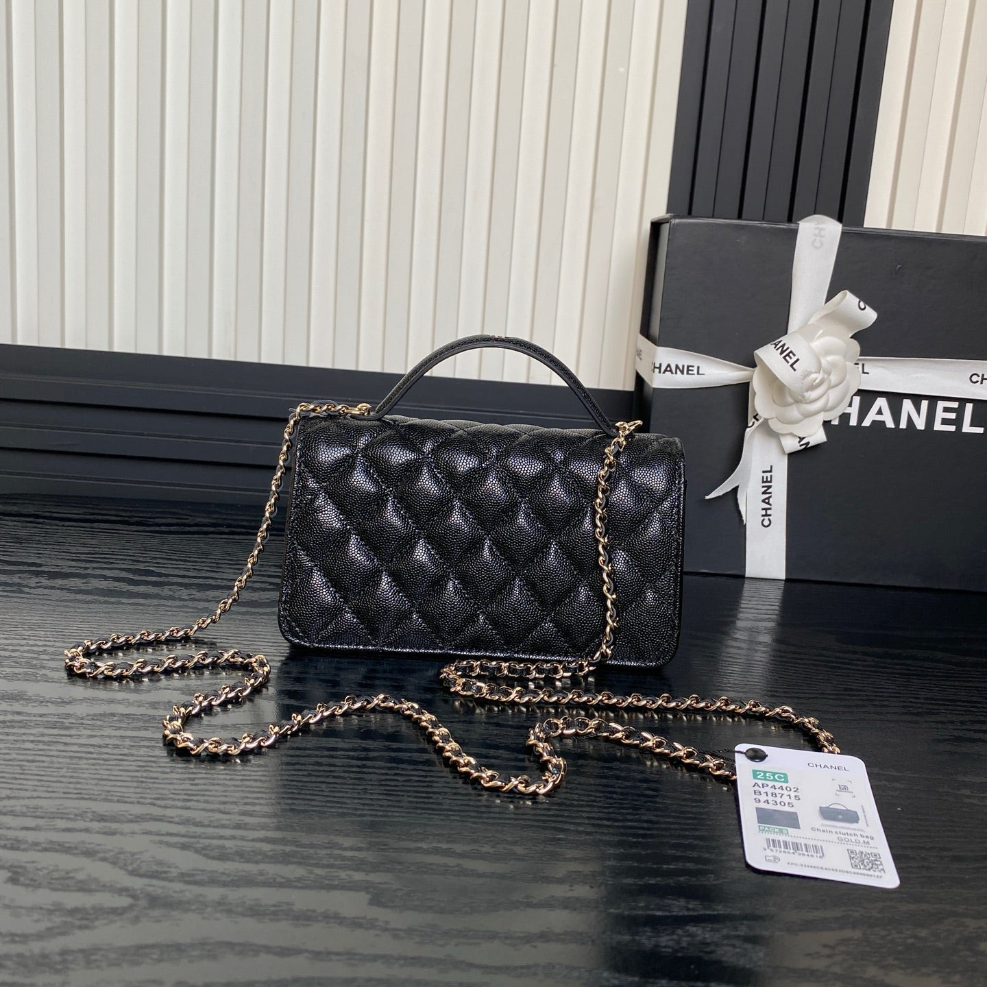 25C FLAP BAG 18 IN BLACK SHINY GRAINED CALFSKIN GOLD HARDWARE