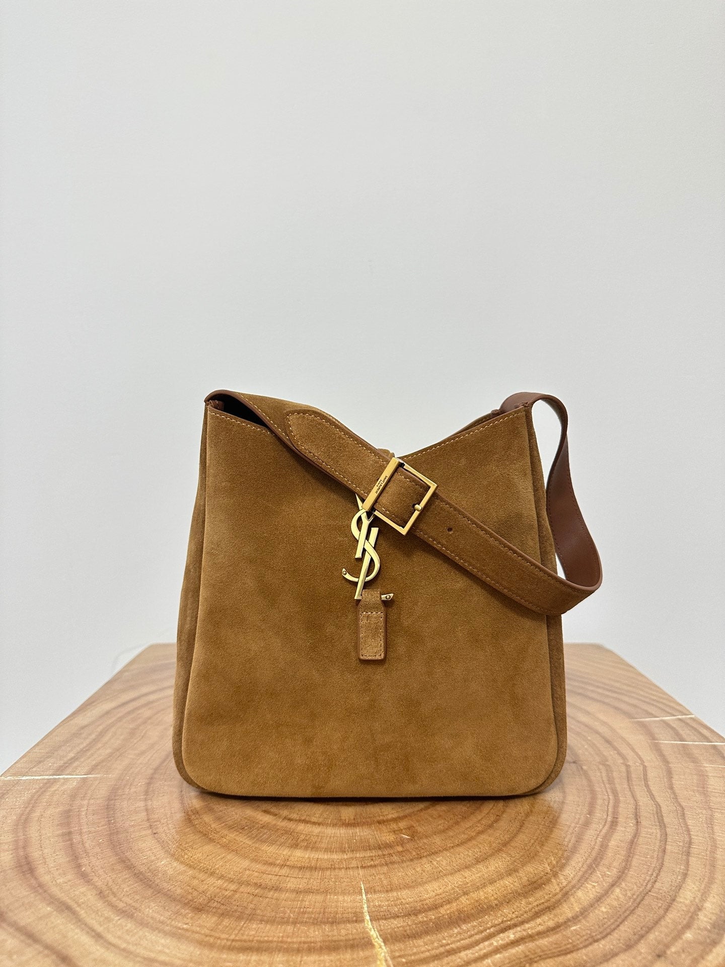 LE 5 À 7  SUPPLE SMALL 22 IN  CARAMEL BROWN SUEDE