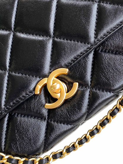 CC MEDIUM 22 FLAP BAG IN BLACK LAMBSKIN GOLD HARDWARE